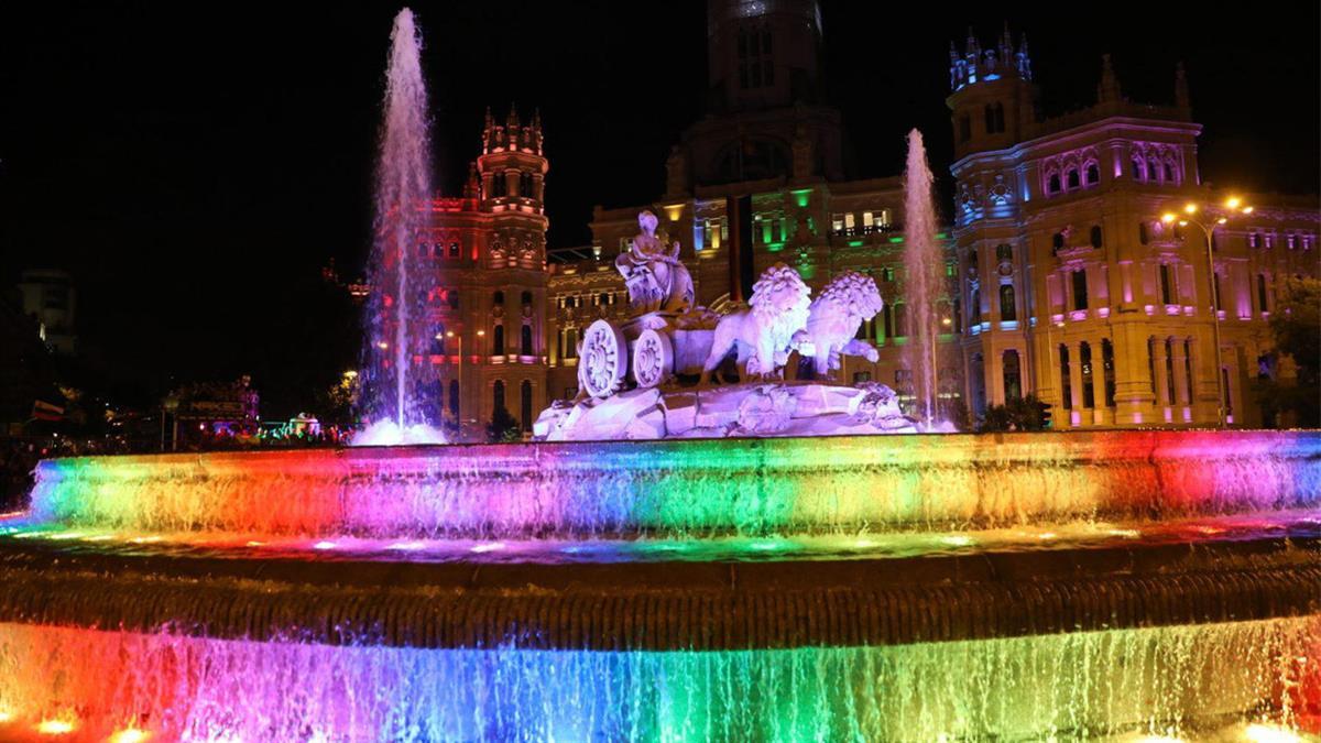 La Plaza y el Palacio de Cibeles, iluminados bajo la bandera del arcoíris Orgullo 2024 - EP