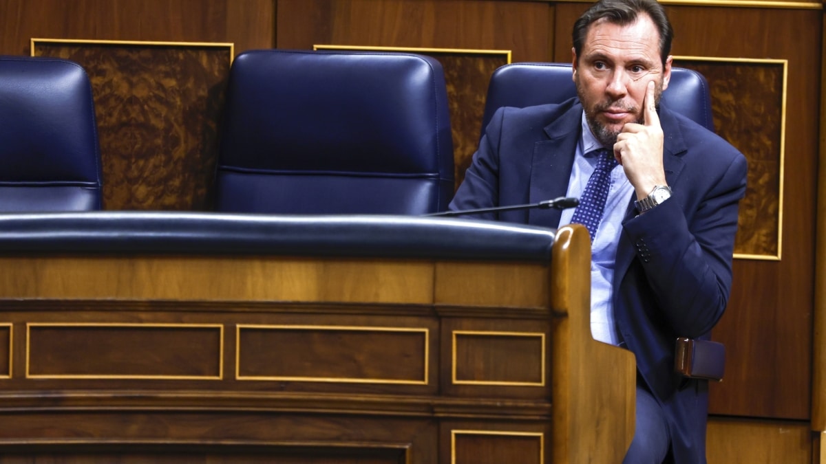 El ministro de Transportes, Óscar Puente, este martes en el Pleno del Congreso de los Diputados.