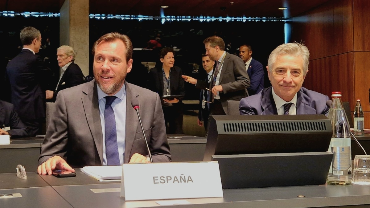 El ministro de Transportes, Óscar Puente, junto a Raúl Fuente, embajador representante permanente adjunto en la UE.