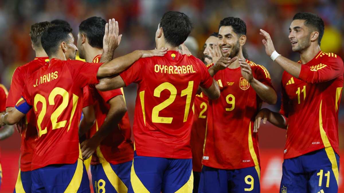 El delantero de la selección española de fútbol Mikel Oyarzabal (c) celebra con sus compañeros su tercer gol a Andorra