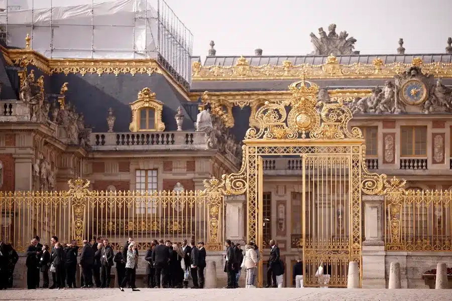 Varias personas hacen cola para entrar al Palacio de Versalles en una imagen de archivo