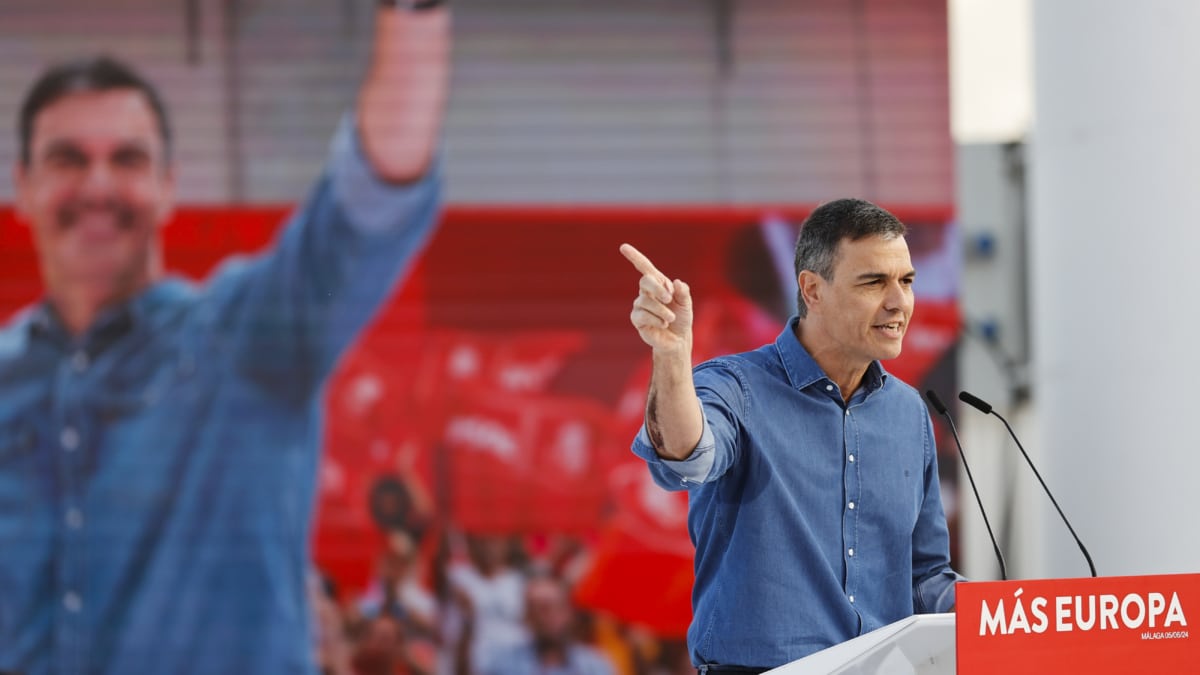 El secretario general del PSOE y presidente del Gobierno, Pedro Sánchez, durante un acto electoral de los socialistas en Benalmádena (Málaga), este miércoles.