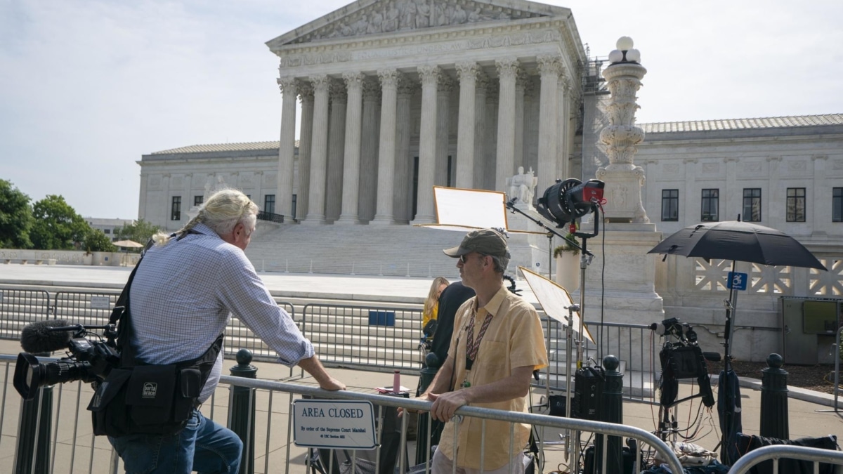 Periodistas esperan a las puertas del Tribunal Supremo estadounidense, en Washington DC, que debe decidir si el expresidente Donald Trump es inmune ante la ley.