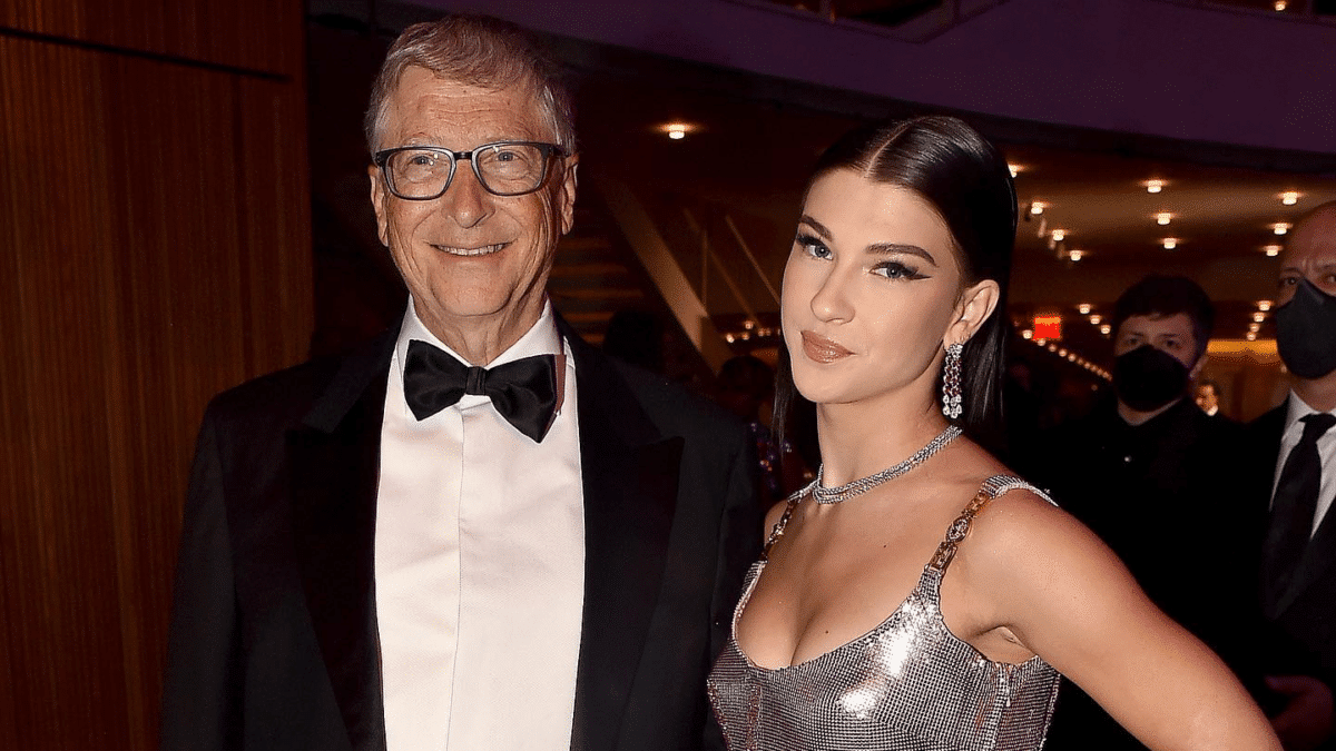 Phoebe con su padre, Bill Gates.