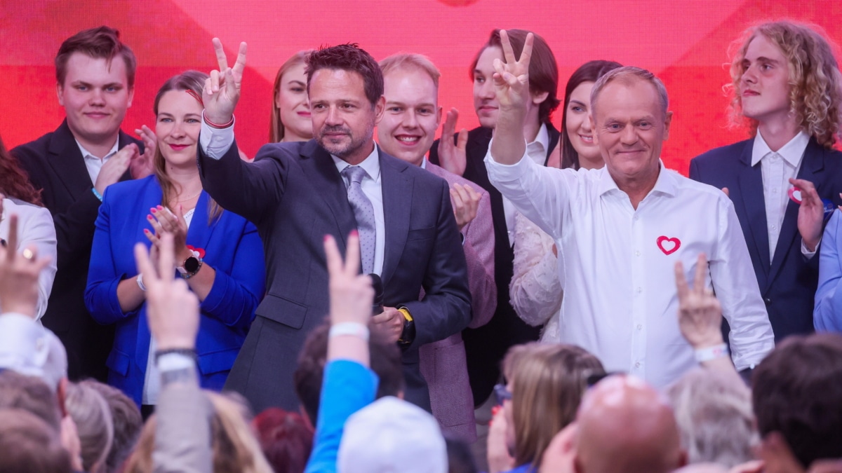 Los líderes de Coalición Cívica celebran en Varsovia su victoria en las europeas.
