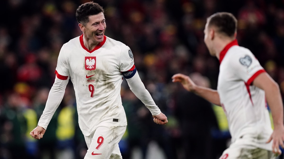 El delantero polaco Robert Lewandowski celebra un gol con su selección