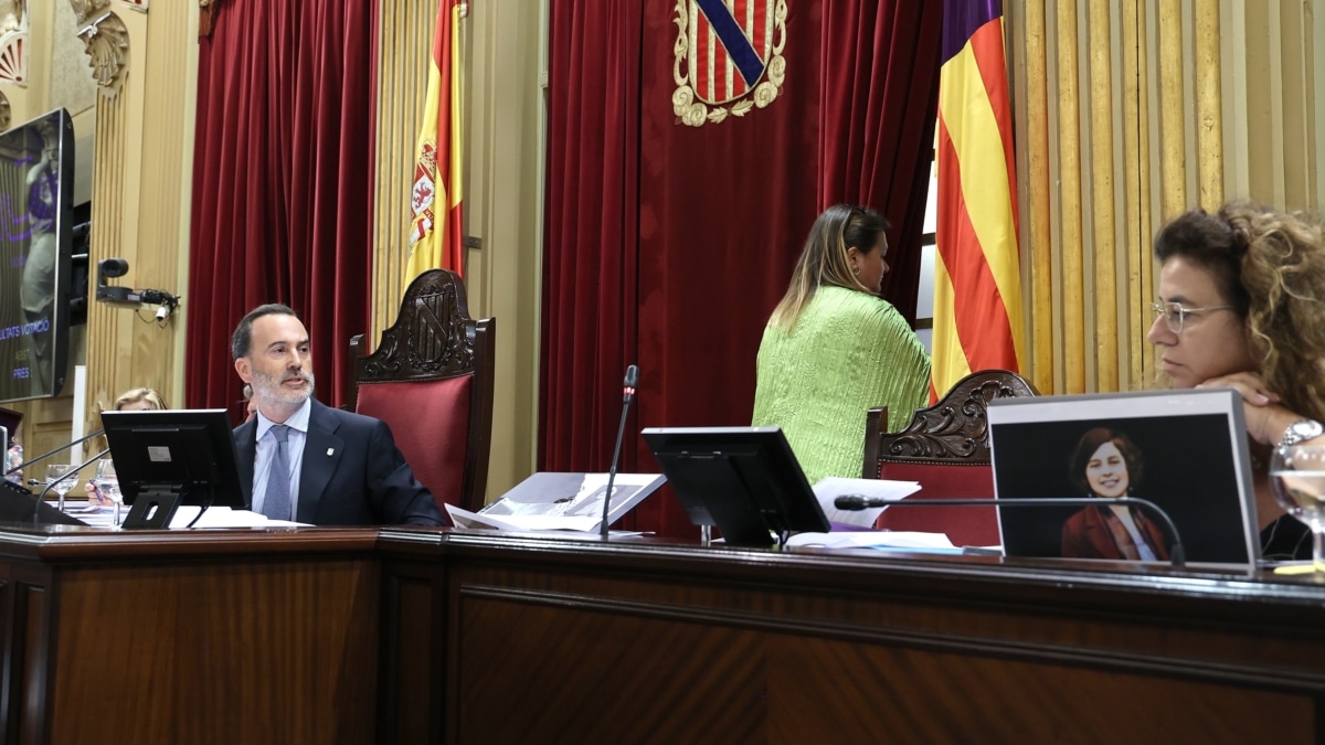 El presidente del Parlament, Gabriel Le Senne, y la vicepresidenta segunda de la Mesa, Mercedes Garrido, durante una sesión plenaria, en el Parlament balear, a 18 de junio de 2024
