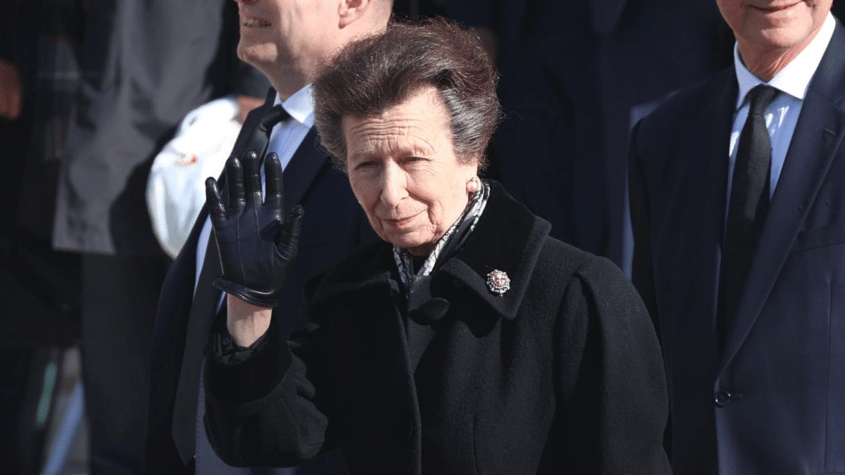 La Princesa Ana de Inglaterra a la salida funeral por el rey Constantino de Grecia en la Catedral Metropolitana de Atenas, en 2023.