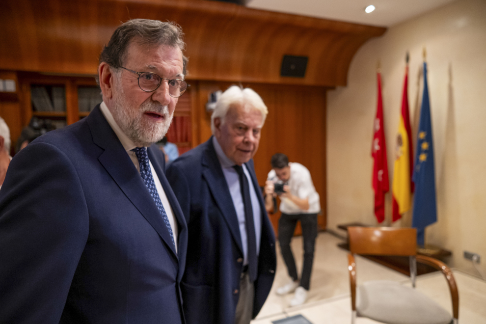 Los ex presidentes del gobierno Mariano Rajoy y Felipe González este martes durante un homenaje a la periodista Victoria Prego en Madrid. 