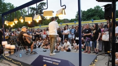 Actuación sorpresa de Rayden en 'La noche iluminada' de la Feria del Libro de Madrid