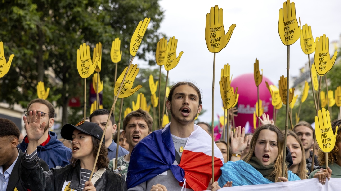 La gente participa en una manifestación contra el partido francés de extrema derecha Rally Nacional (Rassemblement National o RN)