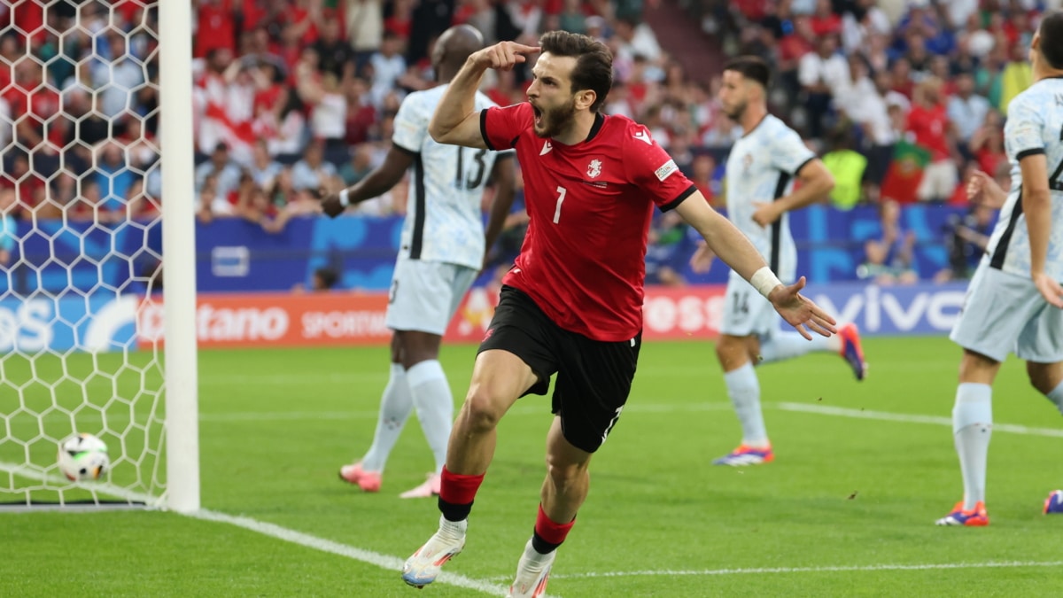 Khvicha Kvaratskhelia, de Georgia, celebra el 1-0 a Portugal