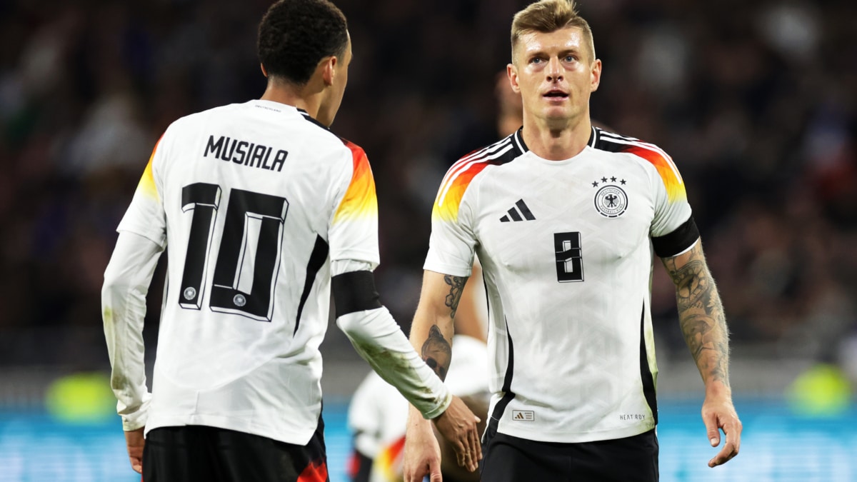 Musiala (I) y Kroos en un partido con la Selección Alemana