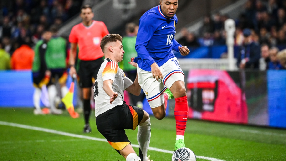 El futbolista francés Kylian Mbappé regatea a Kimmich