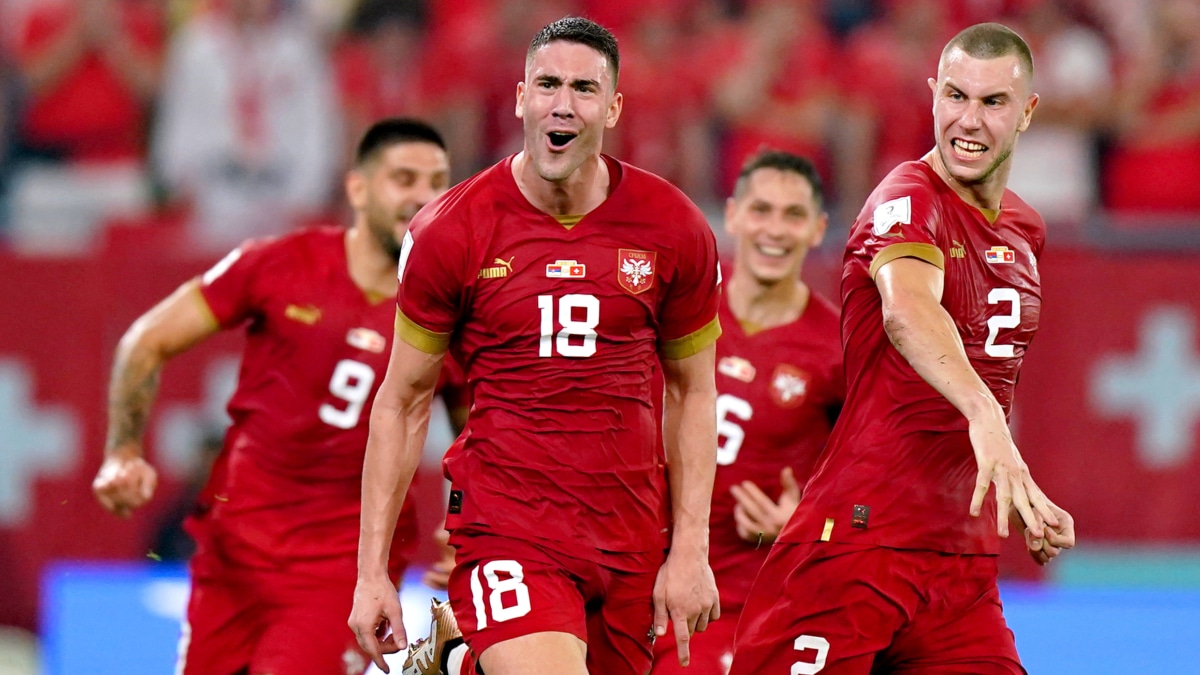 Dusan Vlahovic (C) celebra un gol con Serbia en el Mundial Qatar 2022
