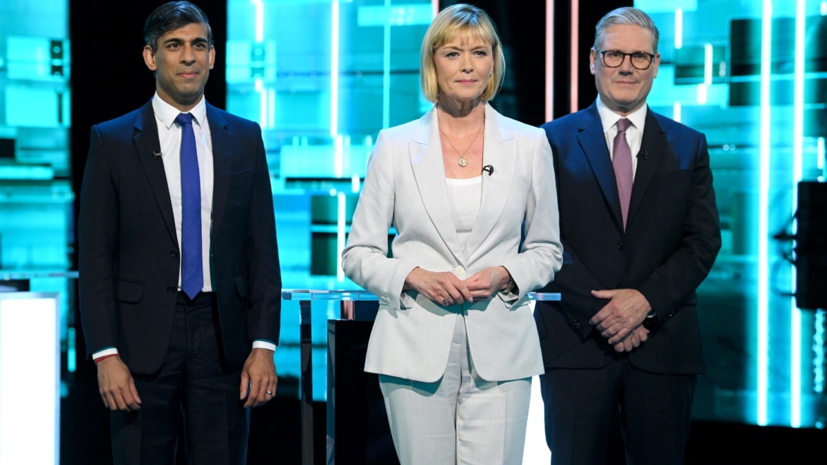 Sunak, i, y Starmer, junto a la presentadora de ITV, en el primer debate electoral.