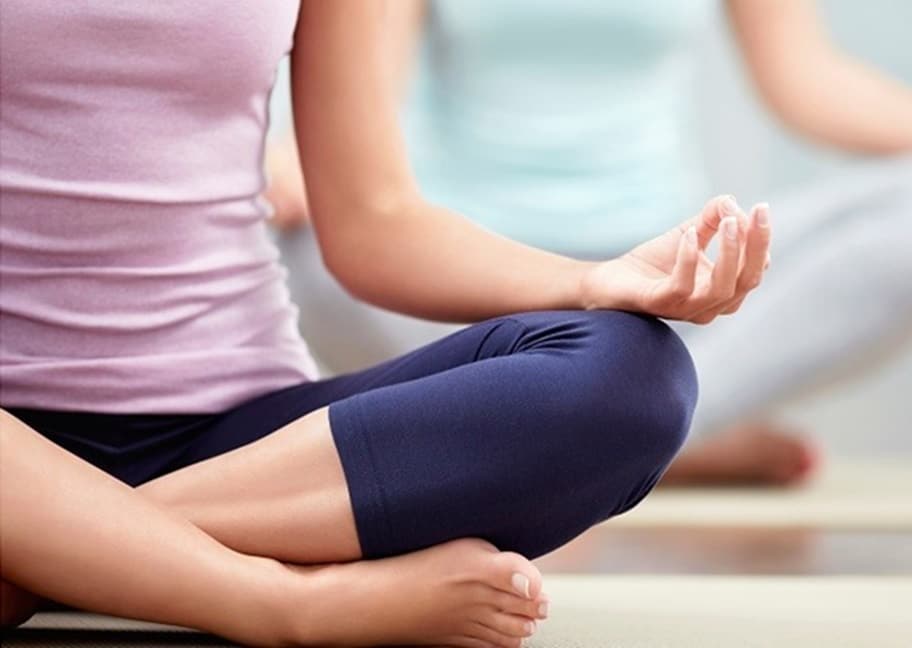 El yoga físico implica una práctica consciente de fluir a través de diferentes posturas de yoga, también conocidas como asanas, mientras se presta atención a la respiración y a cómo se siente el cuerpo