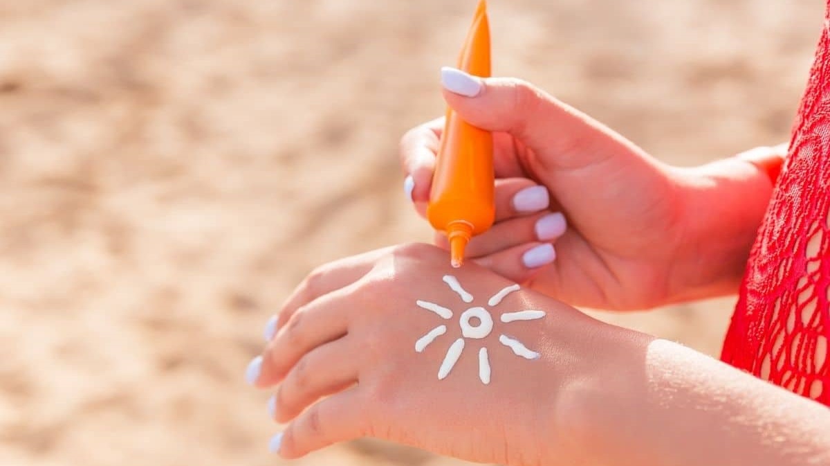 Elegir la protección solar correcta es muy importante. Además del factor de protección adecuado para cada piel, hay que tener en cuenta otras características para no quemarse en verano
