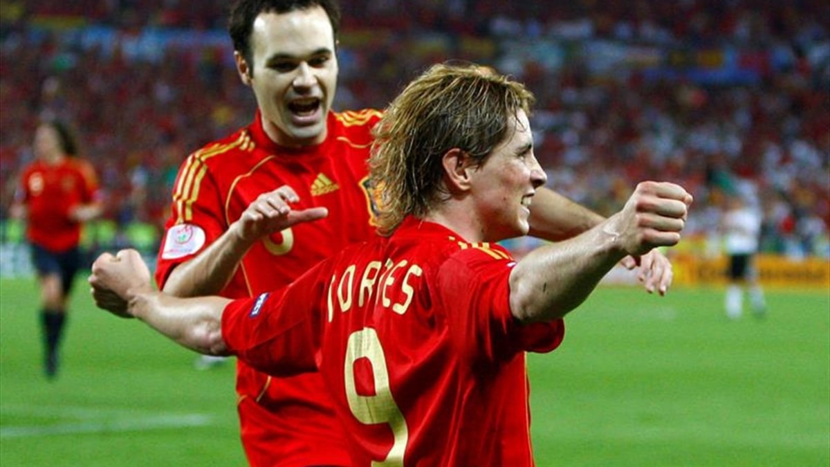 Fernando Torres e Iniesta celebran el gol de la final de la Eurocopa de 2008