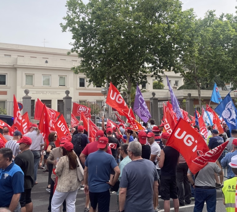 Los transportistas cortan José Abascal en Madrid para reclamar la jubilación anticipada