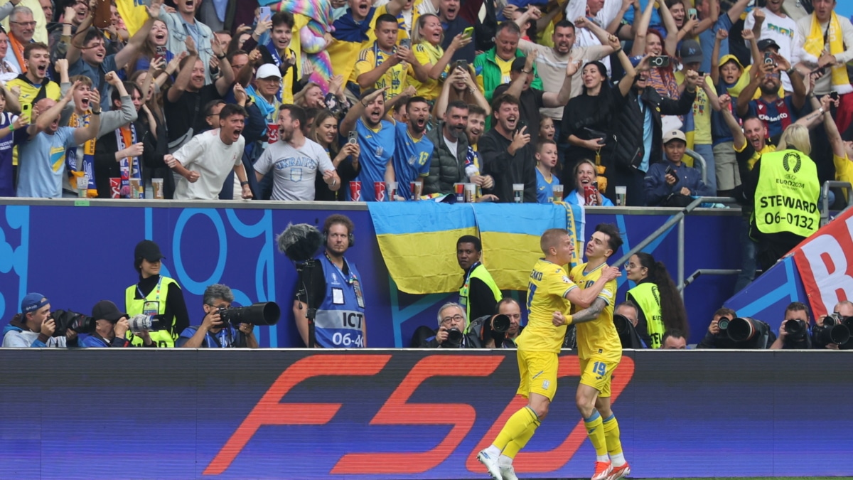 Mykola Shaparenko celebra su gol a Eslovaquia