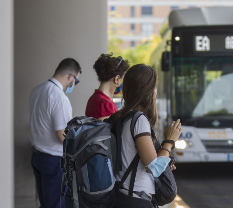 El Gobierno rebaja hasta un 90% los billetes de tren y autobús de los jóvenes para viajar este verano 2024