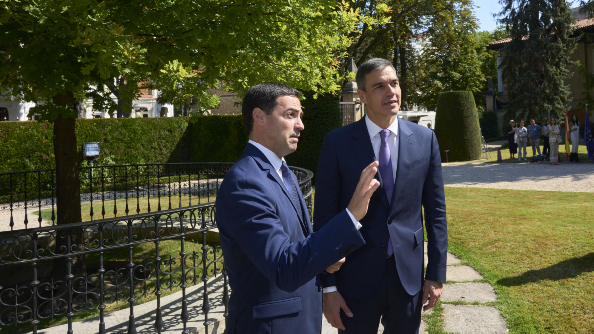 VITORIA, 26/07/2024.- El presidente del Gobierno, Pedro Sánchez (i), a su llegada al Palacio de Ajuria Enea, en Vitoria, donde le ha recibido el lehendakari, Imanol Pradales. EFE/ ADRIÁN RUIZ HIERRO