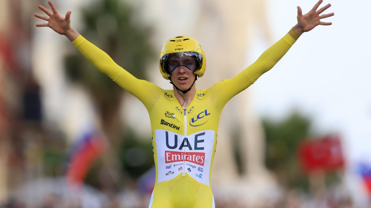 Tadej Pogačar celebra la victoria en la contrarreloj final del Tour de Francia