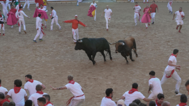 Máxima tensión con dos toros sueltos en el ruedo en el primer encierro de los Sanfermines