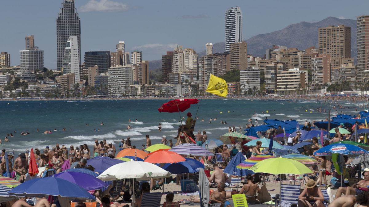 Turistas abarrotan la playa de Levante