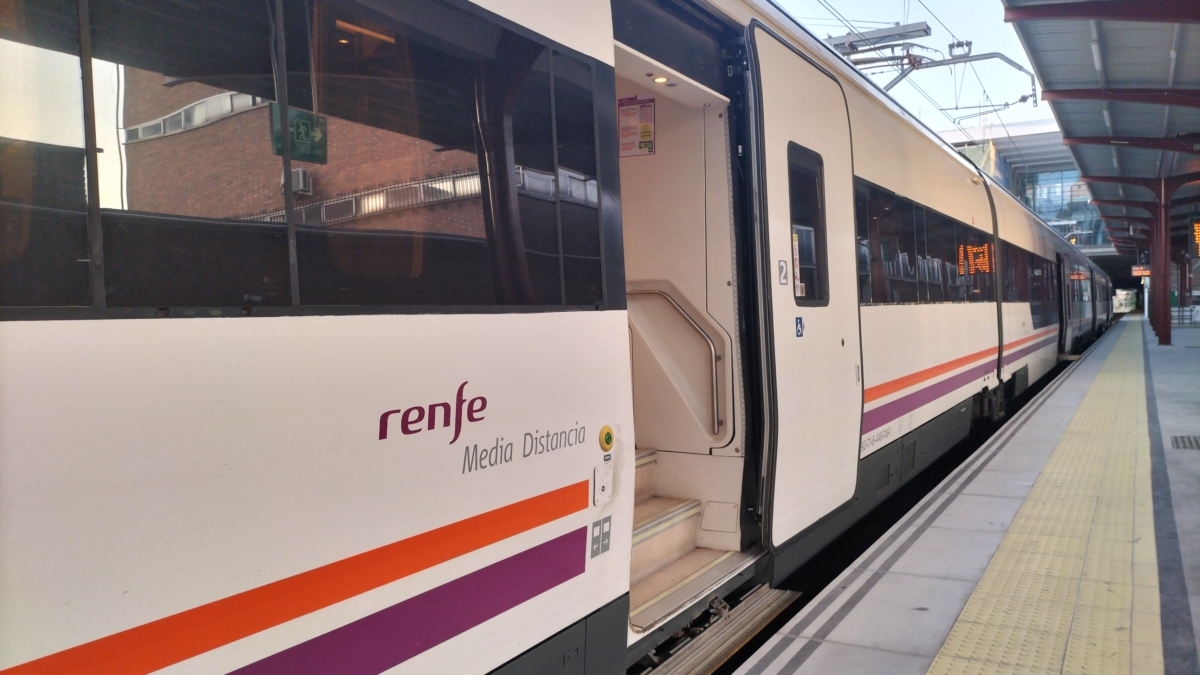 Uno de los trenes de media distancia utilizados en la línea Madrid-Jaén, en la Estación de Chamartín