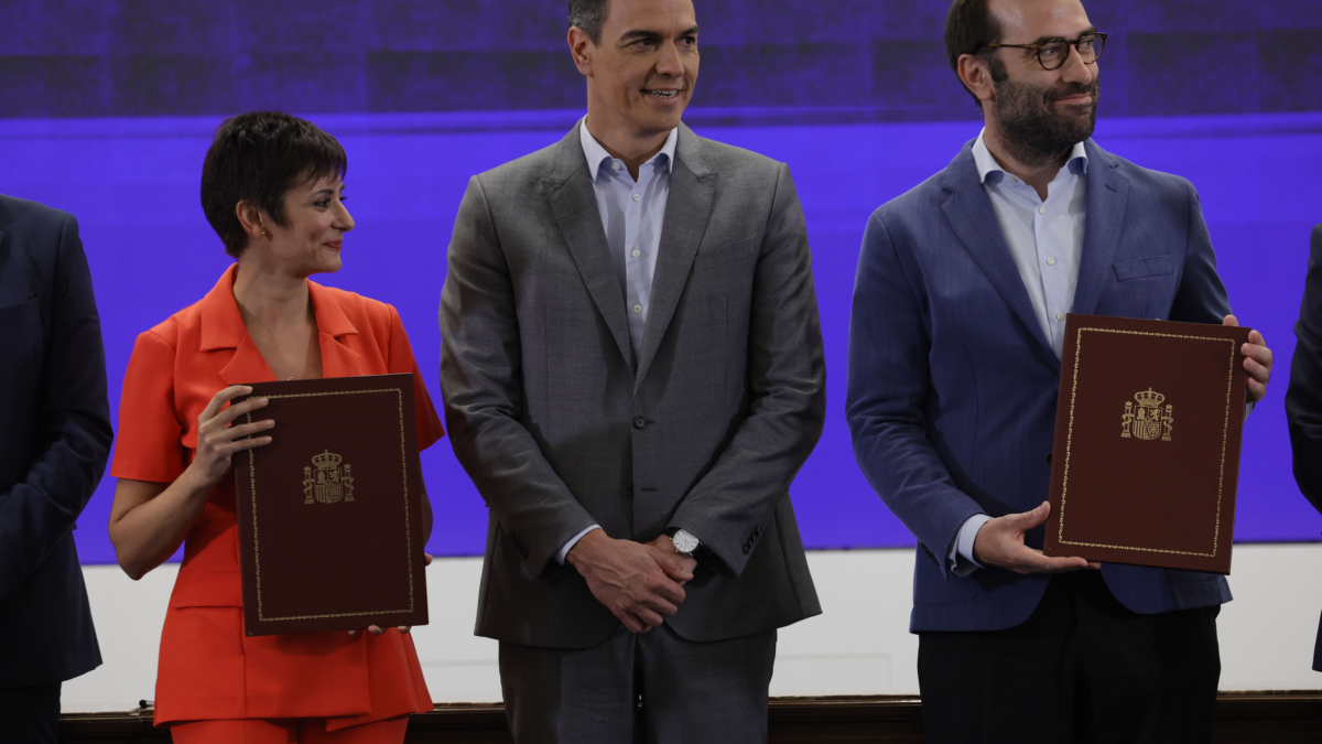 El presidente del Gobierno, Pedro Sánchez (c), acompañado de la ministra de Vivienda y Agenda Urbana, Isabel Rodríguez, y el ministro de Economía, Comercio y Empresa, Carlos Cuerpo.