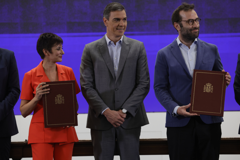 El presidente del Gobierno, Pedro Sánchez (c), acompañado de la ministra de Vivienda y Agenda Urbana, Isabel Rodríguez, y el ministro de Economía, Comercio y Empresa, Carlos Cuerpo.