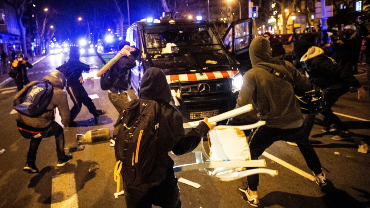 Varios manifestantes atacan un furgón de Mossos d'Esquadra durante las revueltas por la detención de Pablo Hasél.