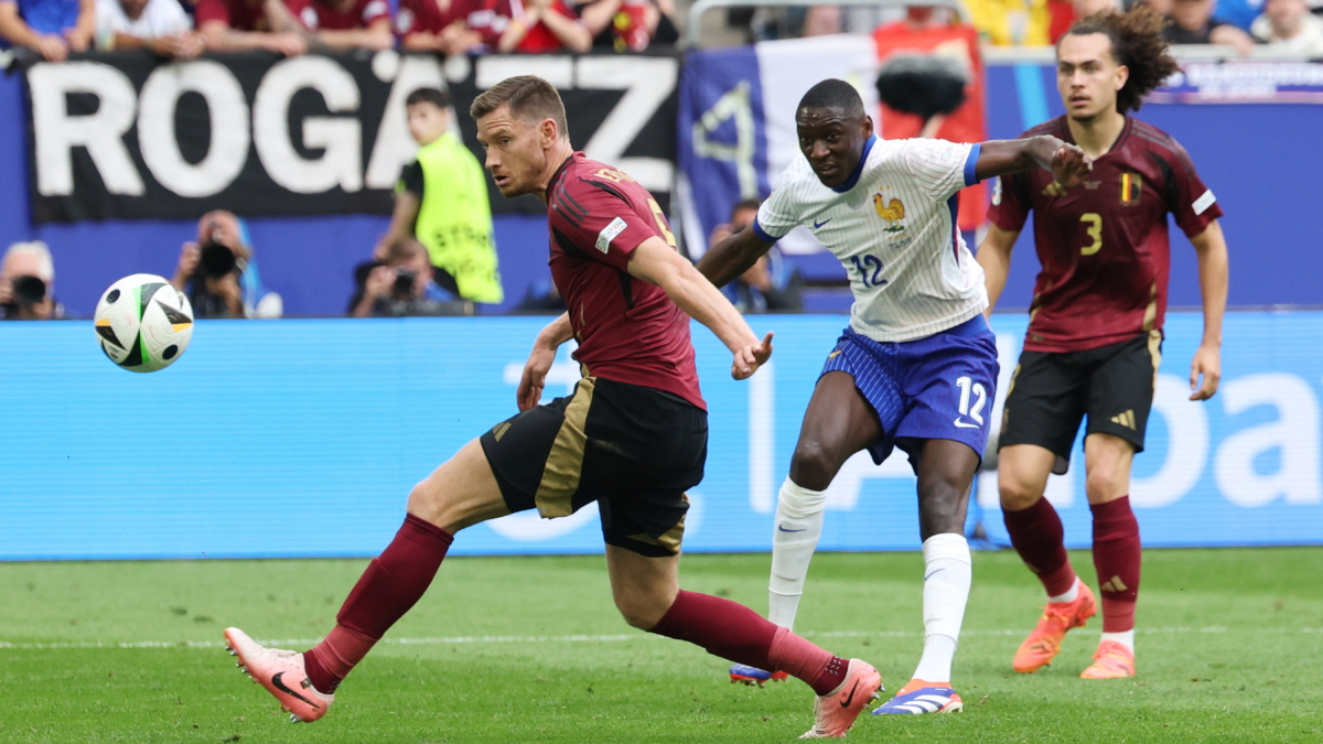 Jan Vertonghen rechaza el balón que ha significado el gol de la victoria de Francia