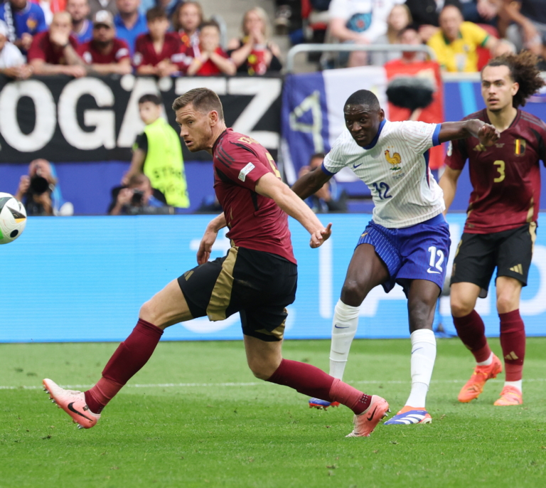 Un rebote mete a una Francia ramplona en los cuartos de la Eurocopa