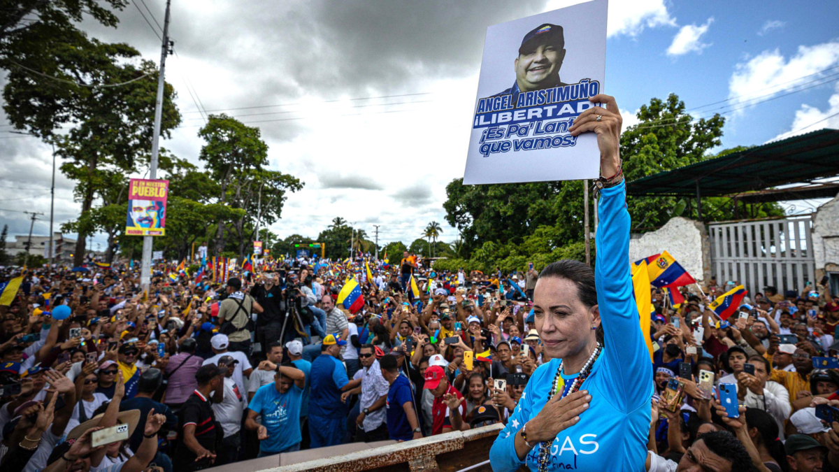María Corina Machado sostiene una imagen del presidente del partido Un Nuevo Tiempo, Ángel Aristimuño, que fue detenido el 13 de julio.