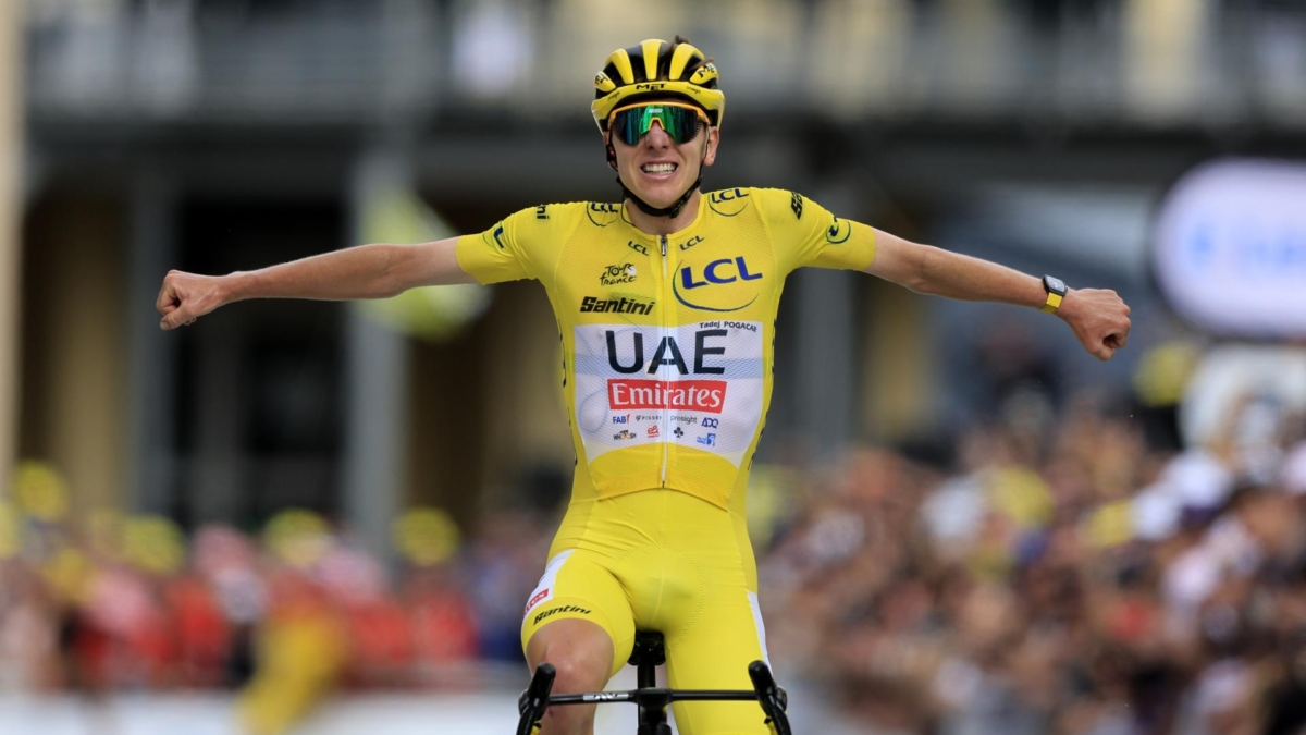 Tadej Pogacar celebra la victoria en la 14ª etapa del Tour de Francia.