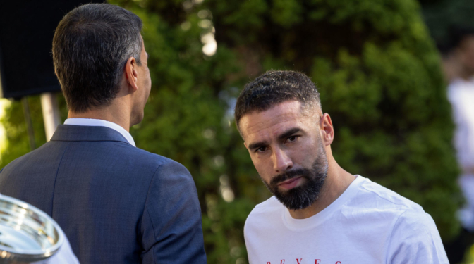 El gesto de Carvajal al darle la mano a Pedro Sánchez que ya es viral: "Me representa"