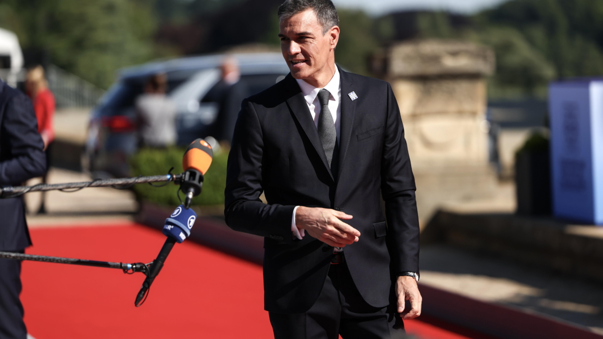 Woodstock (United Kingdom), 18/07/2024.- Spanish Prime Minister Pedro Sanchez addresses the media as he arrives to attend the European Political Community (EPC) meeting at Blenheim Palace, in Woodstock, Oxfordshire, Britain, 18 July 2024. The British Prime Minister will host more than 45 European leaders at Blenheim Palace, the birthplace of Winston Churchill, for the European Political Community (EPC) summit. This is the 4th EPC meeting since the grouping was founded in October 2022. (Reino Unido) EFE/EPA/NEIL HALL