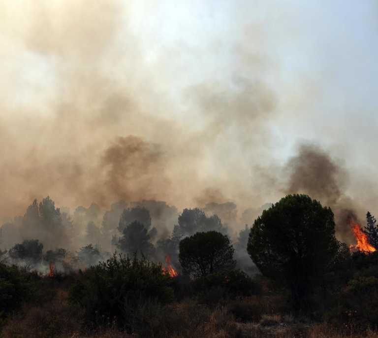 Hizbulá lanza más de 200 cohetes y drones y mata a un comandante israelí