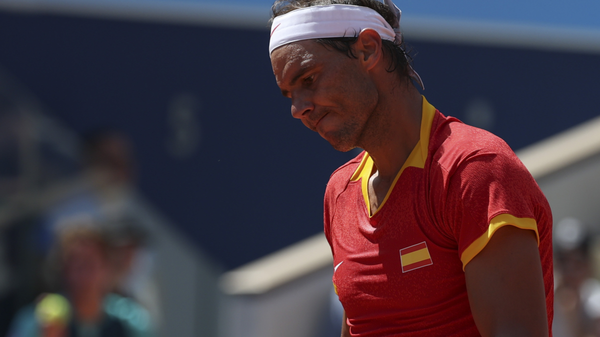 El tenista español Rafa Nadal reacciona ante el serbio Novak Djokovic en los Juegos