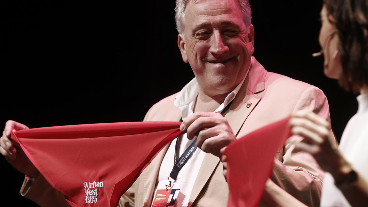 Joseba Asiron, alcalde de Pamplona, sostiene un pañuelo sanferminero.