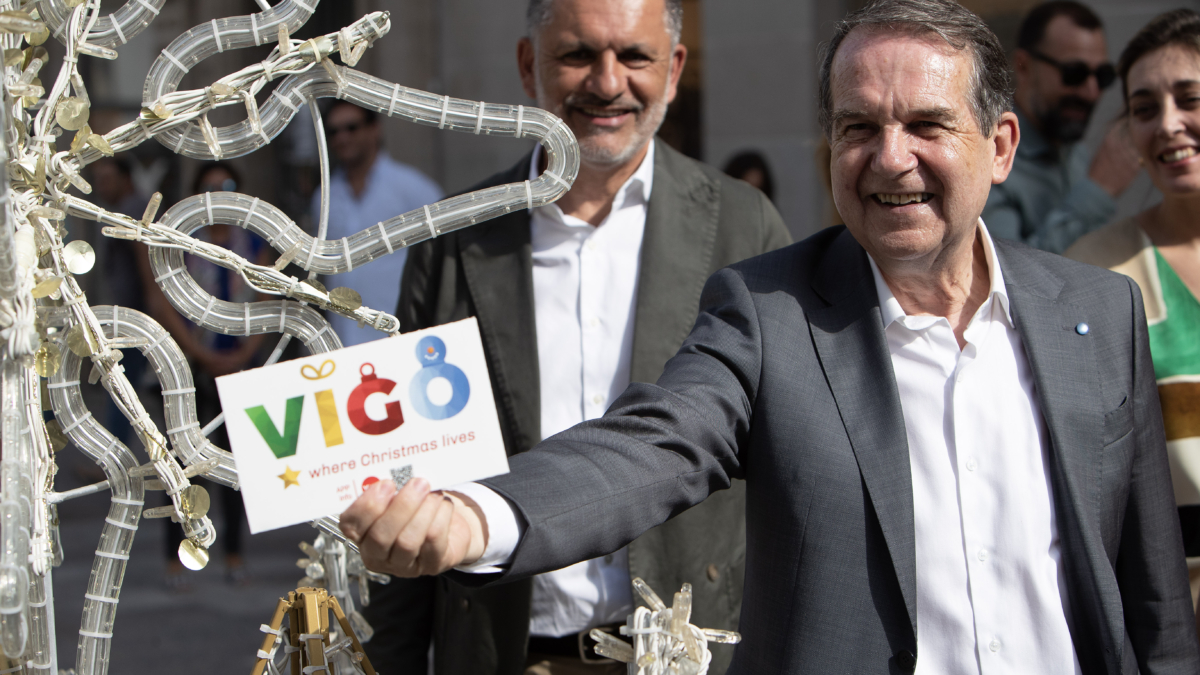 El alcalde de Vigo Abel Caballero, durante el inicio de la colocación de las luces de Navidad en Vigo este martes