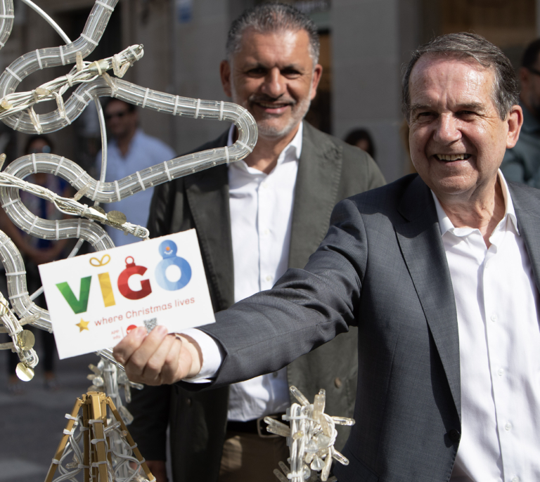 Abel Caballero comienza a colocar el encendido navideño de Vigo mientras España se achicharra por altas temperaturas