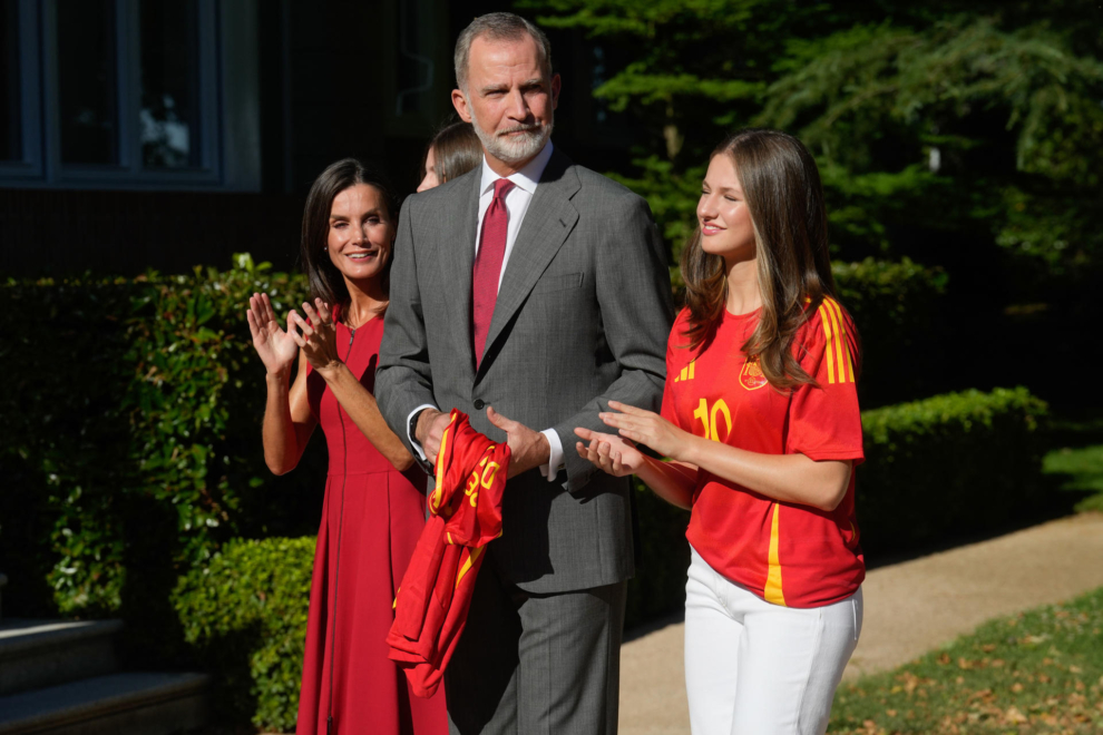 El rey Felipe VI, junto a la reina Letizia, y la princesa Leonor, reciben a la selección española en el Palacio de La Zarzuela tras haberse proclamado campeones de la Eurocopa al vencer ayer en la final a Inglaterra. 