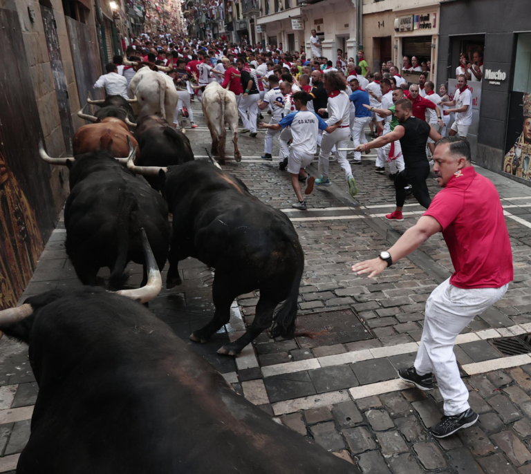 Cuarto encierro de los Sanfermines: preciosas carreras con los Fuente Ymbro y algo menos de gente en las calles