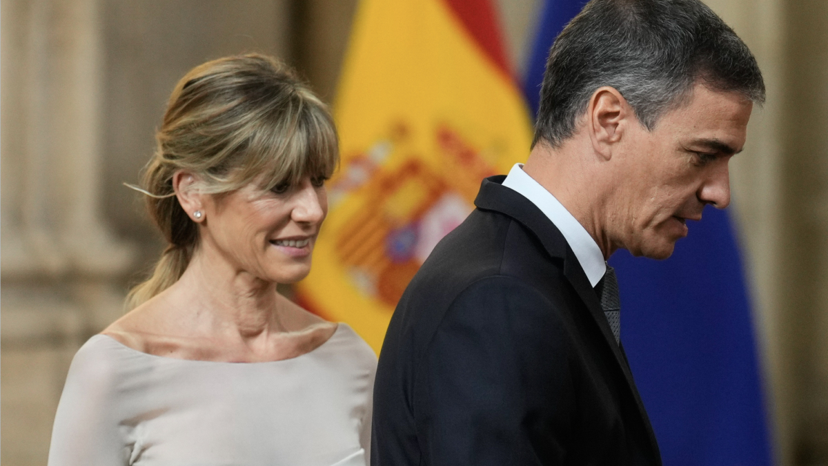 MADRID, 22/07/2024.- Fotografía de archivo (19/06/2024), del presidente del Gobierno, Pedro Sánchez (d), junto a su mujer Begoña Gómez (i) a su llegada a la ceremonia de entrega de las condecoraciones al mérito civil en el Palacio Real en Madrid. El juez que investiga a Begoña Gómez por presunto tráfico de influencias ha citado a declarar como testigo al presidente del Gobierno, Pedro Sánchez, el próximo 30 de julio desde la Moncloa, adonde se trasladará el magistrado para practicar el interrogatorio. EFE/Borja Sánchez-Trillo