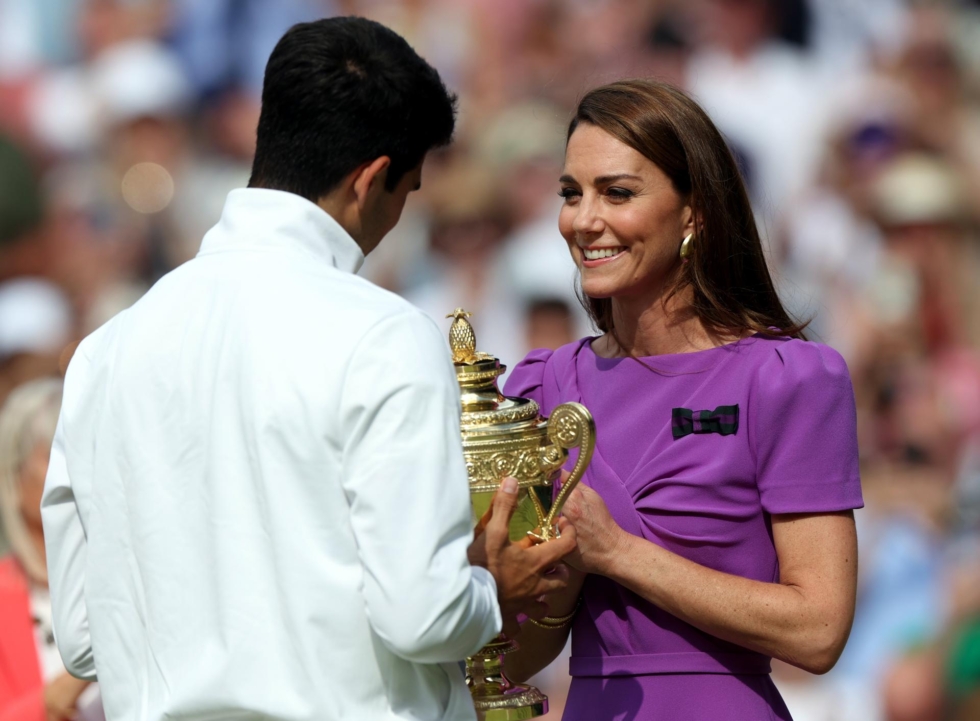 Wimbledon (United Kingdom), 14/07/2024.- Carlos Alcaraz of Spain (L) receives the trophy from Britain's Catherine, Princess of Wales after winning the Men's final against Novak Djokovic of Serbia at the Wimbledon Championships, Wimbledon, Britain, 14 July 2024. (Tenis, Princesa de Gales, España, Reino Unido) EFE/EPA/NEIL HALL EDITORIAL USE ONLY