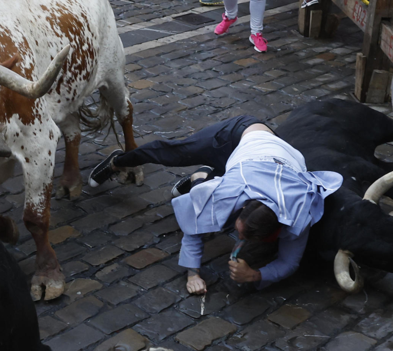 Segundo encierro de Sanfermines sin heridos graves y con un susto en la curva de Estafeta